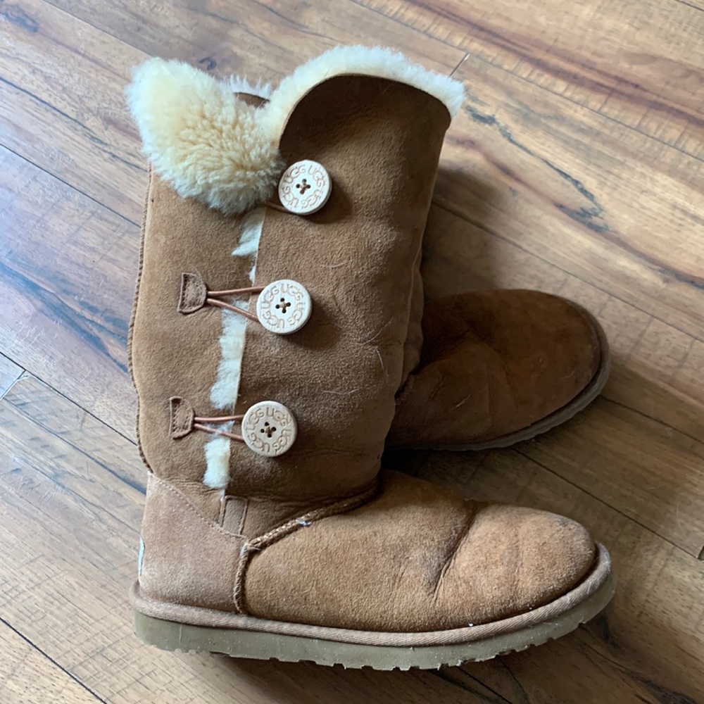 UGH boots w/buttons on side
